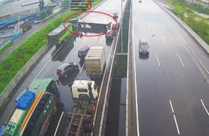 Mogok Melintang di Menjelang Exit Tol Dupak