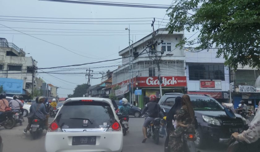 Kepadatan di Simpang 5 Krian, Senin (4/1) siang