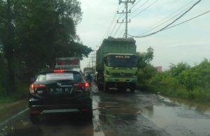 Cerme Macet Imbas Jalan Rusak