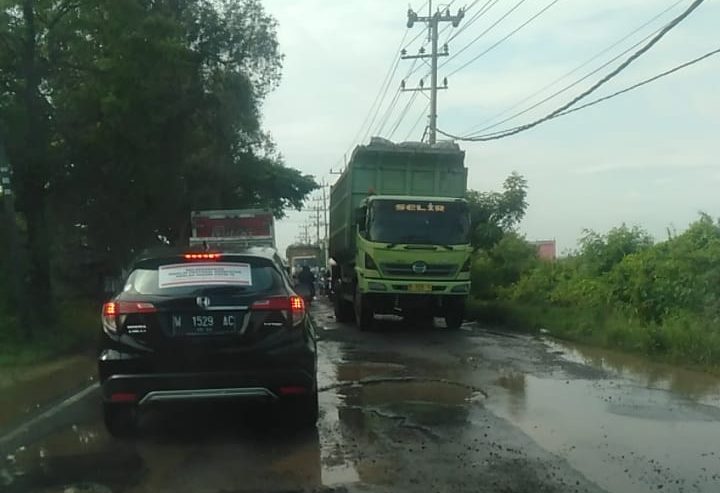 Raya Cerme arah Bunder MACET imbas jalan rusak di Tambak Beras, Rabu (6/1) pagi