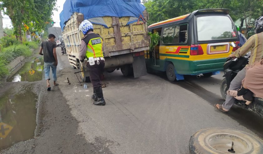 Truk Mogok di Raya Gedangan depan Arhanudse arah Sidoarjo Kota, Rabu (6/1) pagi