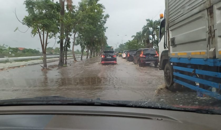 Raya Deket Lamongan, Banjir, Jumat (8/1) sore