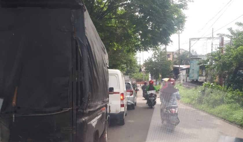 Jumat (8/1) pagi, Ketajen arah Betro MACET, Ekor Kemacetan sekitar 200 meter dari Simpang 3 Pasar Betro