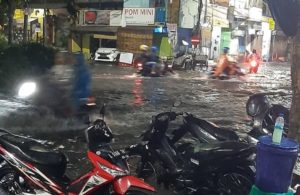 Banjir di Simpang 4 Dukuh Kupang – Jarak