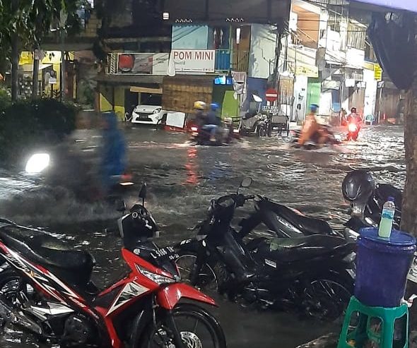 Kondisi banjir di simpang 4 Dukuh Kupang - Jarak, Sabtu (9/1) malam