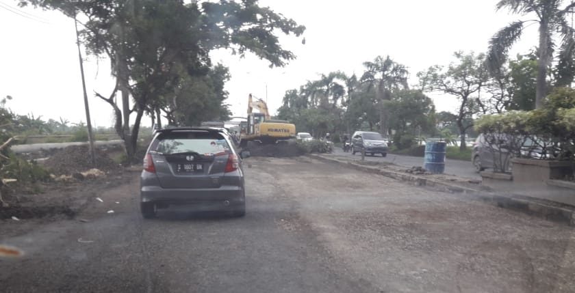 Deket arah Lamongan Kota MACET sejak gapura masuk Lamongan. Sedang ada perbaikan jalan, Minggu (10/1) siang