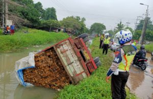 Truk Terguling ke Kali di Jalan Wedi