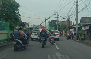 Tiang ‘Doyong’ ke Jalan