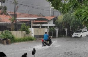 Banjir Akibat Hujan Deras di Gayungsari