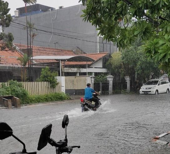 Hujan deras di Gayungsari, (7/1) sore. Jalan mulai tergenang air.