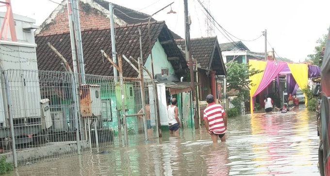 Karanglo Driyorejo Gresik, Banjir, Jumat (8/1) pagi. Ika Prastiana via @e100ss melaporkan, ketinggian banjir sekitar 40cm. 