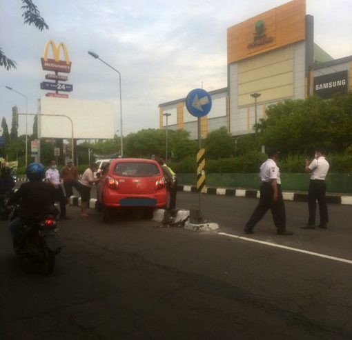 Kecelakaan mobil warna merah menabrak median jalan di depan Marina Margorejo arah A.Yani, Sabtu (16/1) pagi