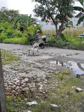 Kondisi jalan rusak di Wiyung Pratama, samping SMPN 34 Surabaya, dipotret Selasa (26/1) siang