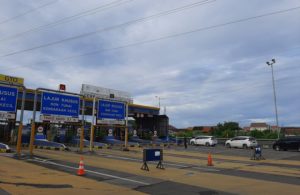 Kendaraan Gol I Melintas di Gate Tol Dupak 3