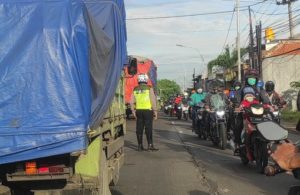 Truk Mengalami Kerusakan Ban di Pakal