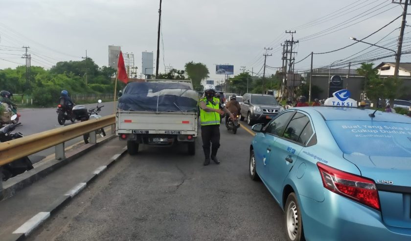 PickUp Mogok di Flyover Waru arah Sidoarjo Kota, Jumat (15/1) pagi