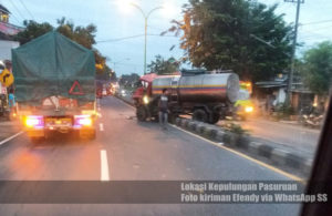 Truk Naik Pembatas Jalan