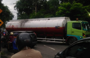 Truk Tangki Mogok Tutup Jalur Nginden Semolo