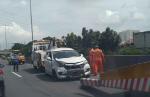 Sedan Tabrak Avanza Mogok di Tol Satelit-Perak