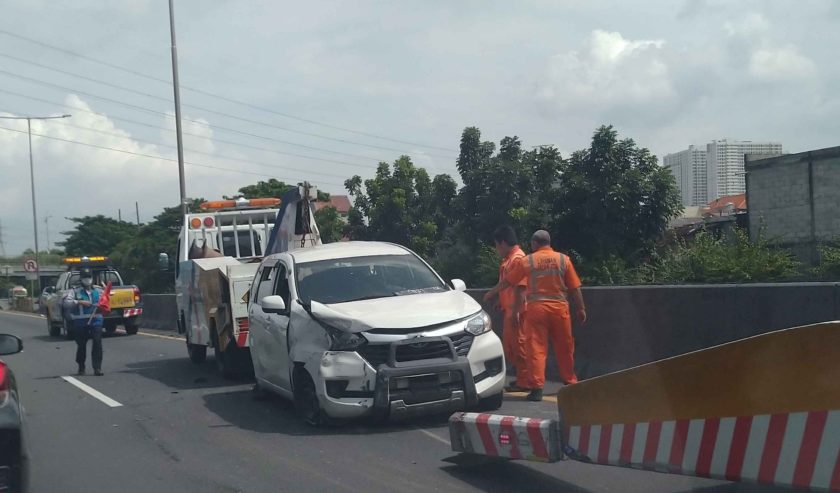 Kecelakaan di Tol Satelit arah Perak. Mobil jenis Sedan menabrak Avanza yang sedang berhenti di lajur kanan karena mogok, Jumat (1/1) pagi. (prm)