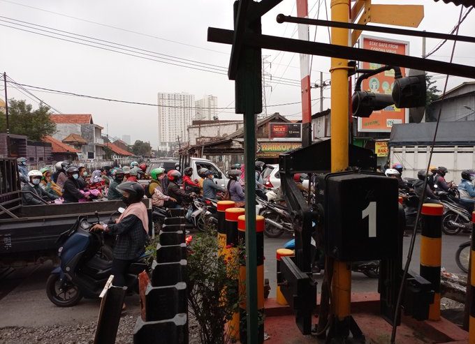 Perlintasan kereta api Tambak Mayor MACET dua arah, Rabu (20/1) sore