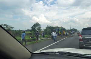 Bus Terperosok di Tol