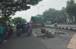 Truk Patah As di Blawi Pasuruan