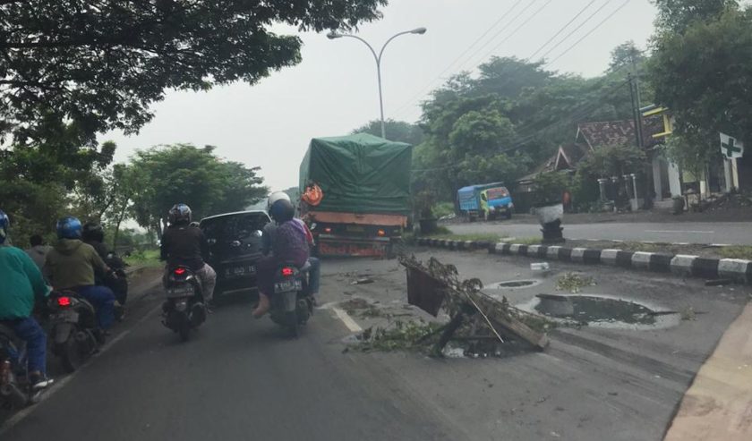 Truk Patah As di Blawi Pasuruan arah Timur, setelah perlintasan KA, Selasa (5/1) pagi