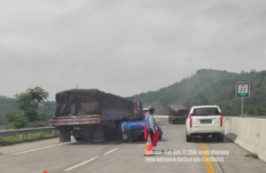 Trailler vs Pick Up di Tol