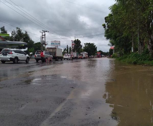 Kemacetan di Raya Kayen Jombang, setelah perlintasan KA. Kemacetan imbas air yang meluber sampai menggenang di jalan. Diberlakukan sistem contraflow oleh petugas. Kondisi Kamis (4/2) siang