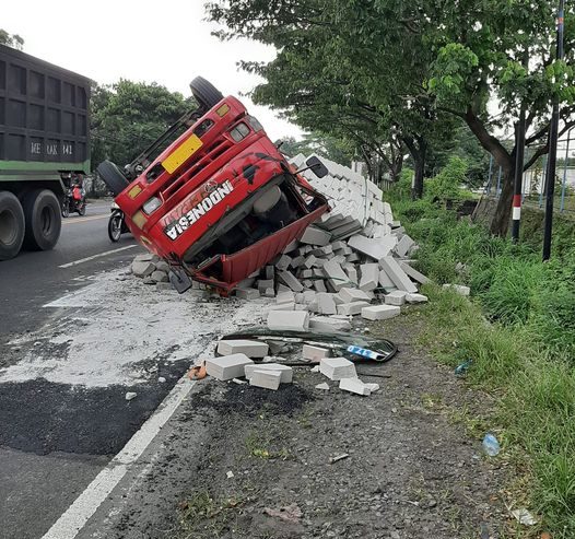 Kecelakaan melibatkan Truk muat bata ringan dan motor di Yanmar Pandaan, Selasa (9/2) sore