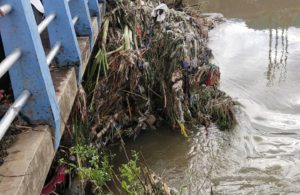 Sampah Menyumbat di Jembatan Pulungan