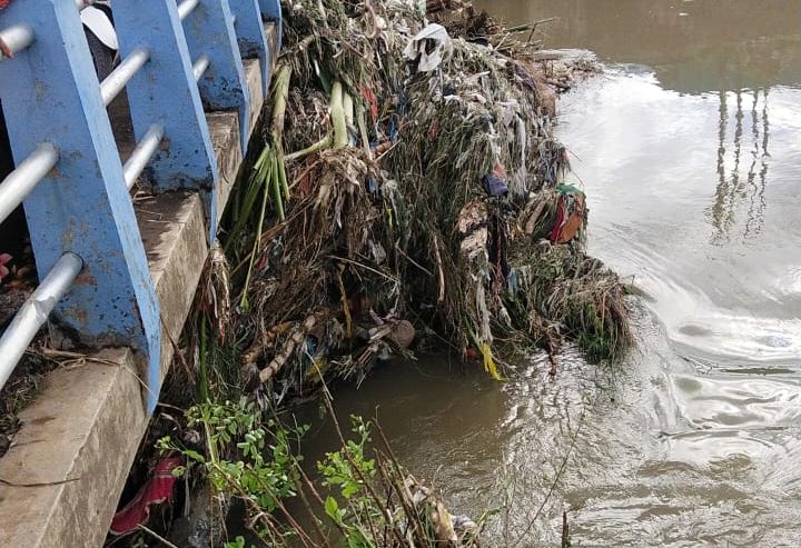 Sumbatan sampah di Jembatan Pulungan, Kamis (4/2) pagi