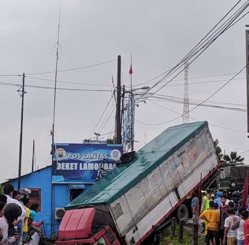 Kecelakaan melibatkan Truk dan Motor di Simpang 3 Deket Lamongan, Senin (8/2) sore. Truk mengalami rem blong, menabrak motor, akhirnya masuk ke sungai.