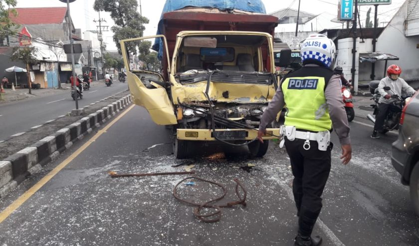 Kecelakaan melibatkan Truk Engkel di TL Gedangan arah Sidoarjo Kota, Rabu (10/2) pagi. Kondisi Truk bagian depannya ringsek