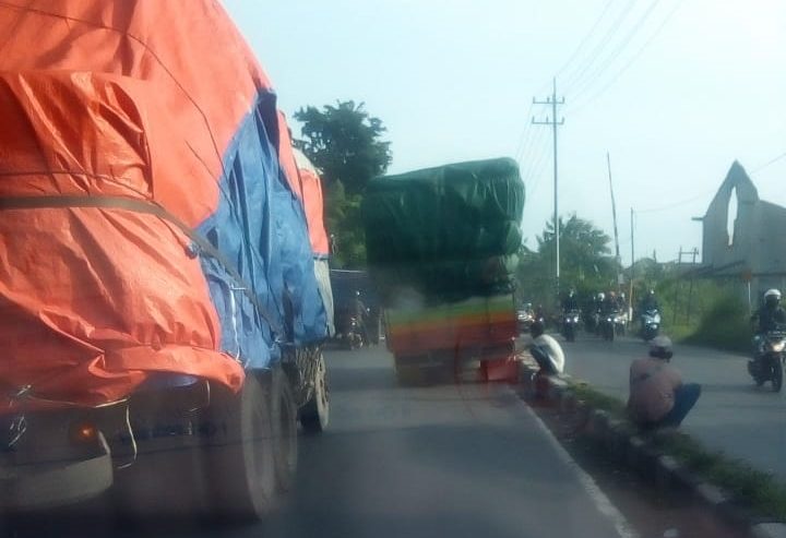 Truk Mogok di lajur kanan sebelum perlintasan KA Klagen Krian, Sabtu (13/2) pagi