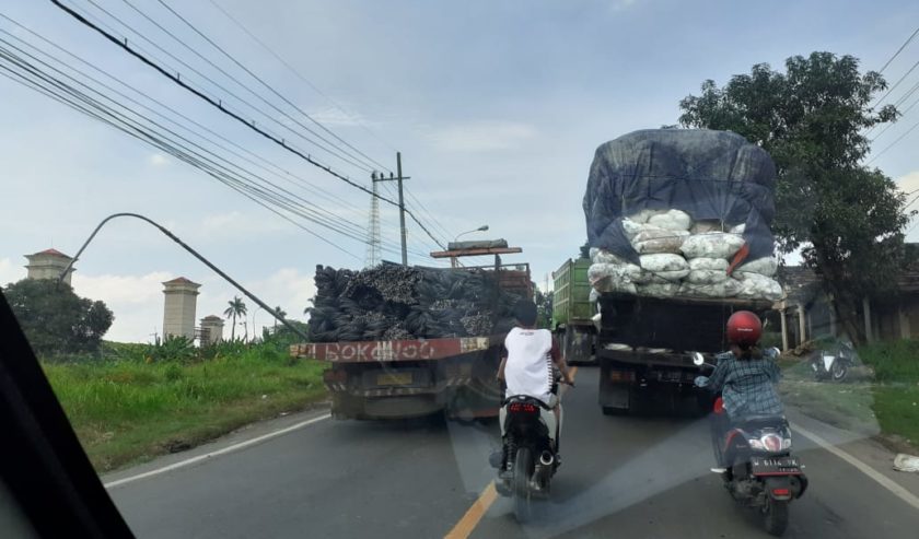 Truk tidak kuat nanjak di tanjakan Karangandong Kedamean arah Boboh. Lalu lintas mulai macet, Kamis (18/2) siang (prm)