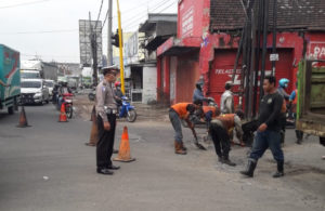 Penambalan Jalan di Kletek