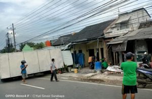 Truk Tabrak Rumah di Purwosari