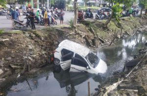 Mobil Masuk Sungai di Jemursari