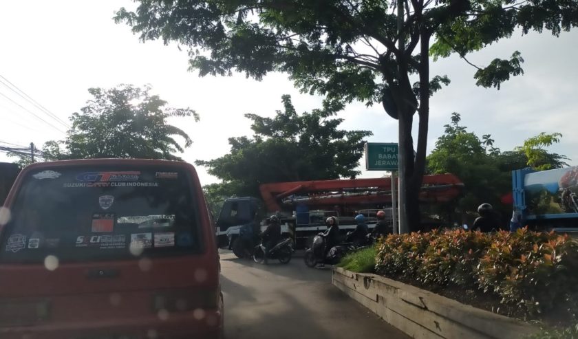 Truk mogok melintang di U-Turn Babat Jerawat dekat TPU Babat Jerawat arah Manukan, Selasa (2/2) pagi