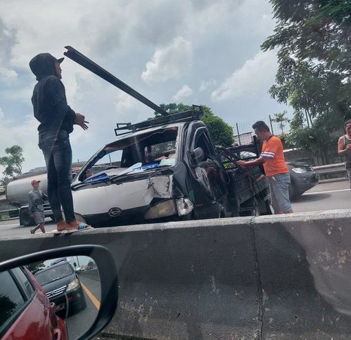 PickUp melintang setelah terlibat kecelakaan dengan MiniBus di Tol Dupak arah Perak KM 2.600, Senin (1/2) siang