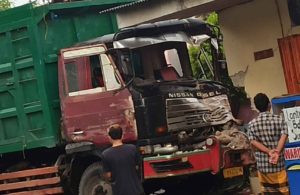 Truk Tabrak Warung di Sidoarjo