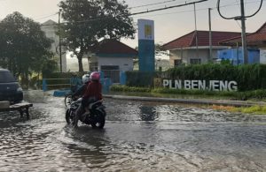 Banjir di depan PLN Benjeng