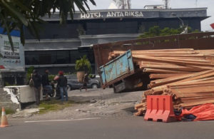 Truk Muat Kayu Terguling