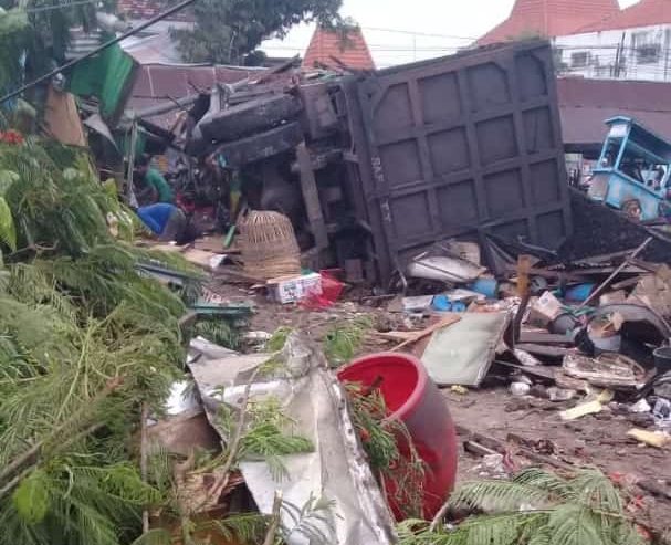 Truk Tabrak Bangunan Di Bungah Gresik