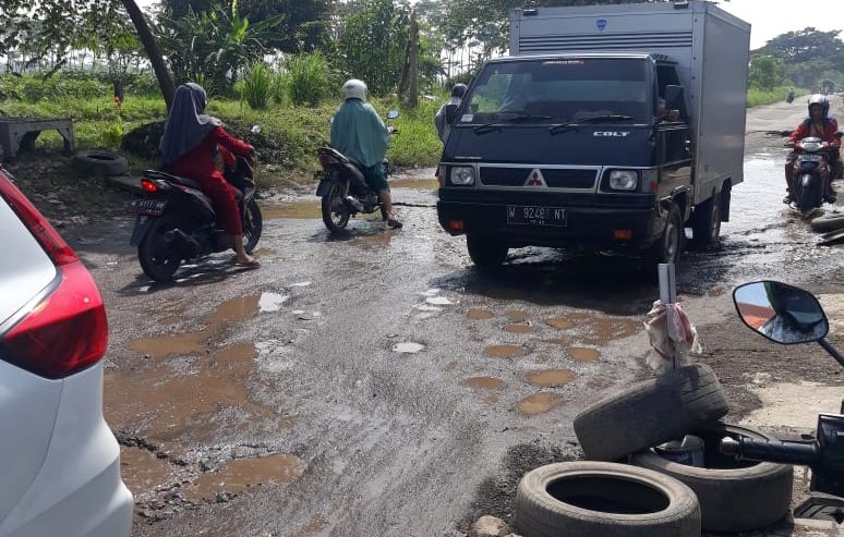 Jalan Becirongengor Sidoarjo rusak parah, lobang disana-sini. Dipotret pada Jumat (12/3/2021) pagi