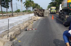 Mobil Box Terguling di Rejosari Deket Lamongan