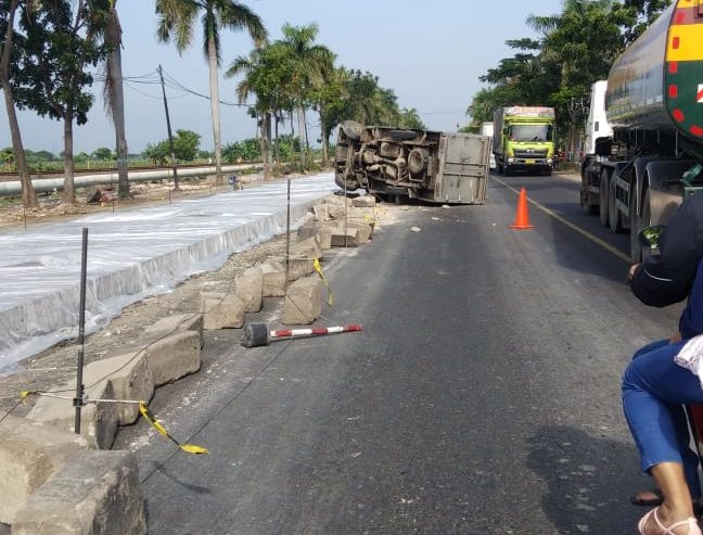 Ada mobil box terguling di depan IBAP Lamongan Jalan Rejosari Deket arah Lamongan Kota, Jumat (12/3/2021). Lalu lintas MACET karena menutup sebagian jalan.