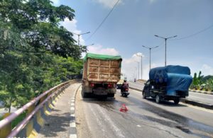 Dump Truk Mogok di Trosobo